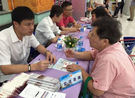 践行“两学一做”     公证服务进社区.jpg